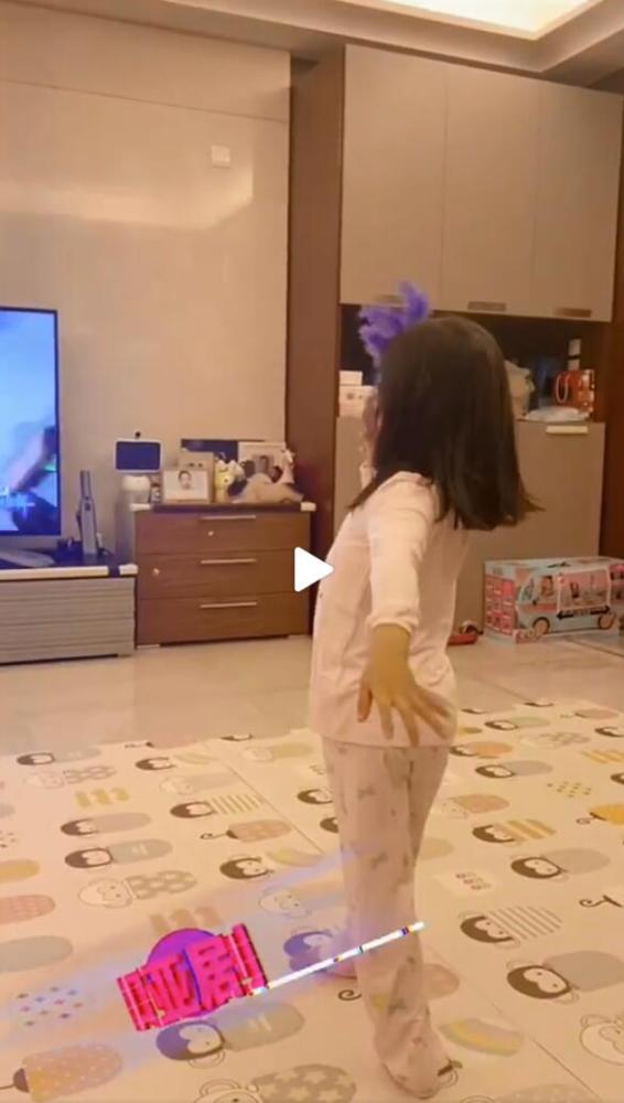 董璇|董璇晒小酒窝跳街舞视频，曝光豪宅客厅，面积颇小装修朴实