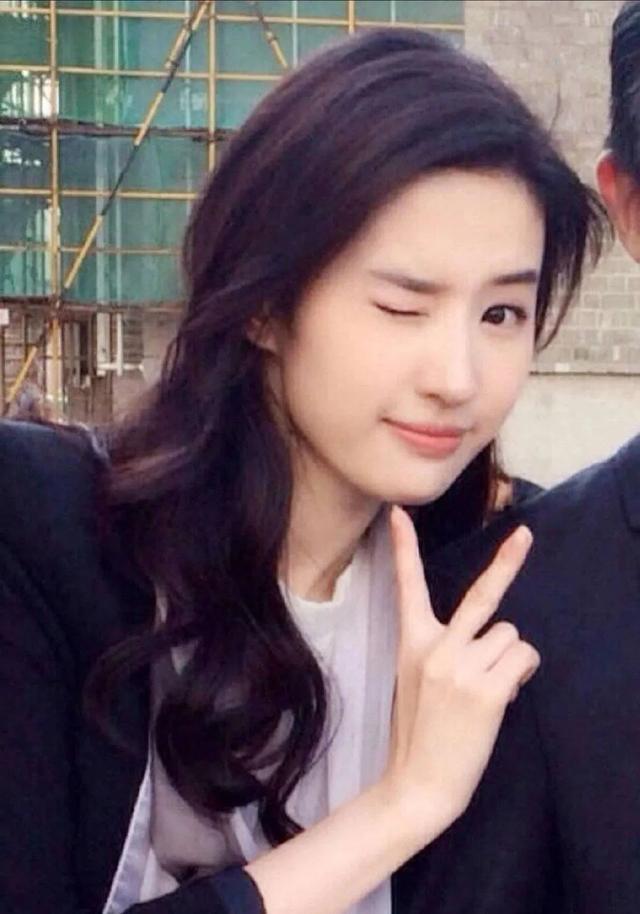 明星wink大赏肖战眼睛无神蔡徐坤挤眉弄眼刘亦菲很标准