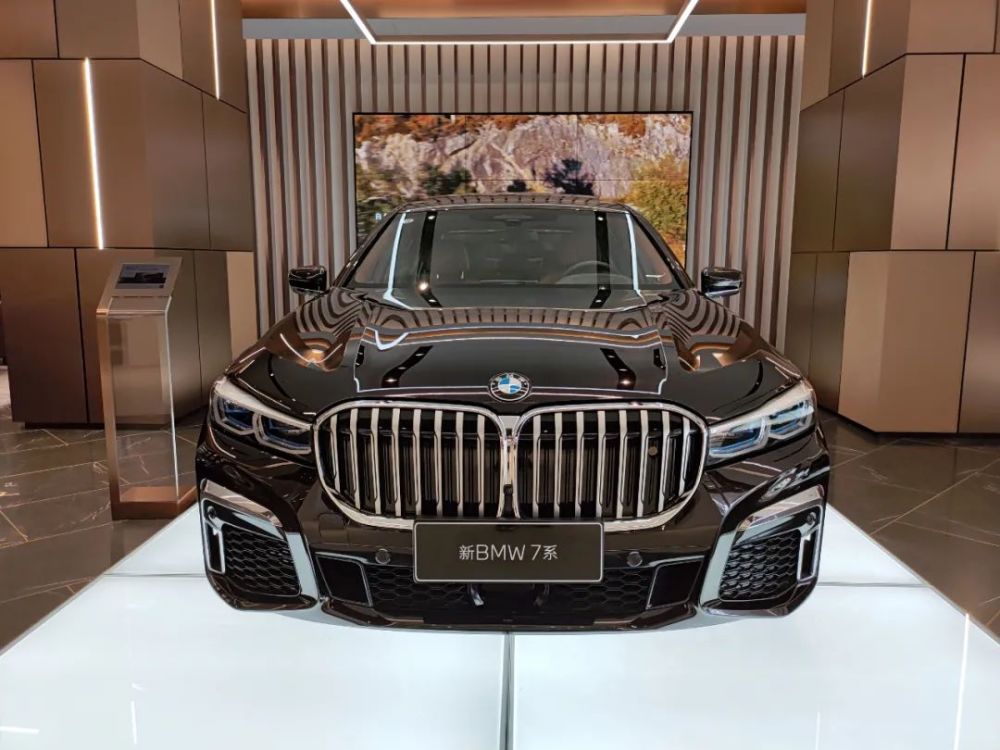 到店体验将近200万的宝马750liv8有底气巨型格栅比s级更霸气