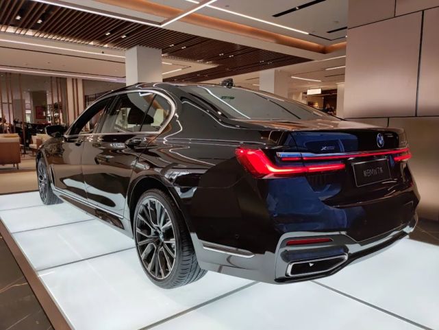 到店体验将近200万的宝马750liv8有底气巨型格栅比s级更霸气