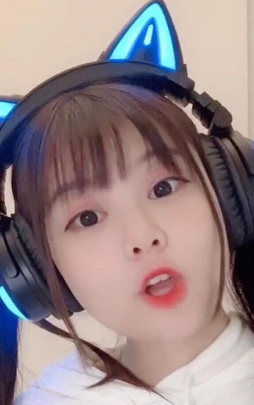 网红刘思瑶因撒野事件上热搜网友光好看没用还得有脑子