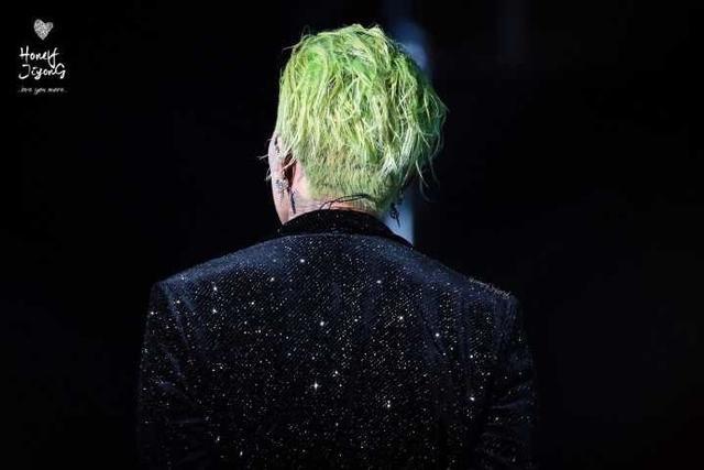 不过权志龙这绿发的背面造型感觉过于丰富了,草绿色加上如此丰富的