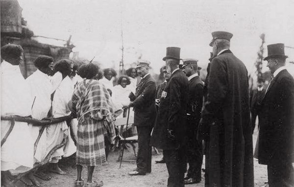 萨尔特杰-巴尔特曼|除黑奴贸易外，欧洲人在非洲的又一暴行，把黑人关笼子里供人参观