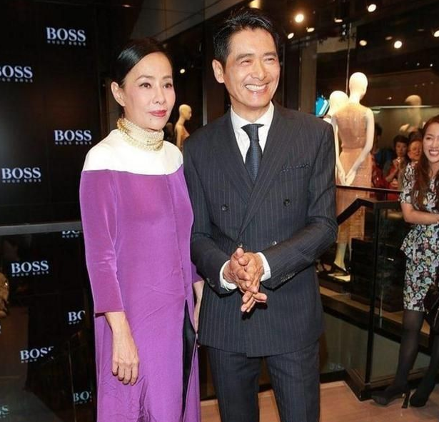 周润发:我虽然65岁了,但我的老婆还很漂亮,穿一身紫衣尽显优雅