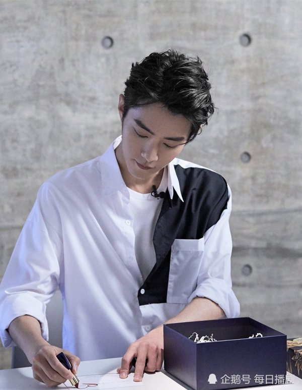 肖战|肖战开小灶广州站粉丝把户口本送给了肖战，让肖战留在广州当女婿