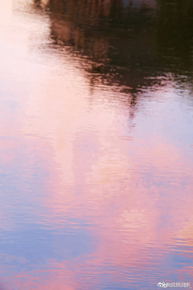 故宫|粉红色朝霞围绕着的故宫角楼平添了一份柔情