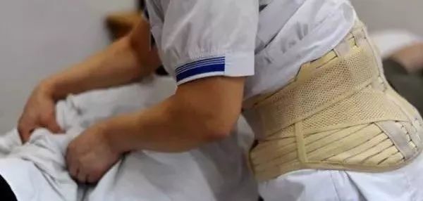 急性腰痛|怎么打个喷嚏腰就疼得不能动了？