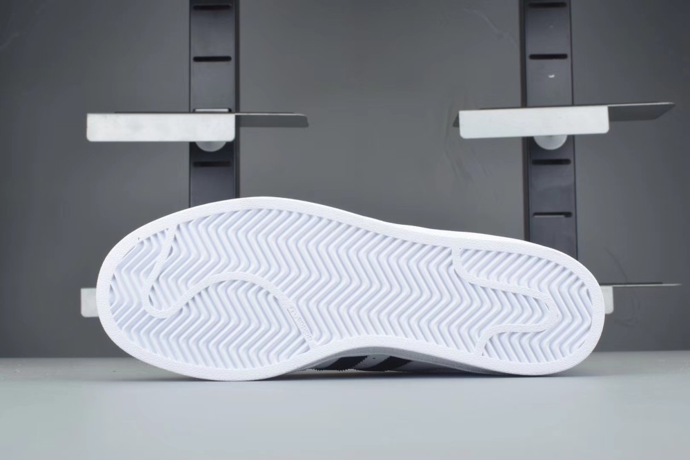 试试就会爱上的小白鞋―阿迪达斯三叶草经典贝壳头黑白金标_腾讯新闻