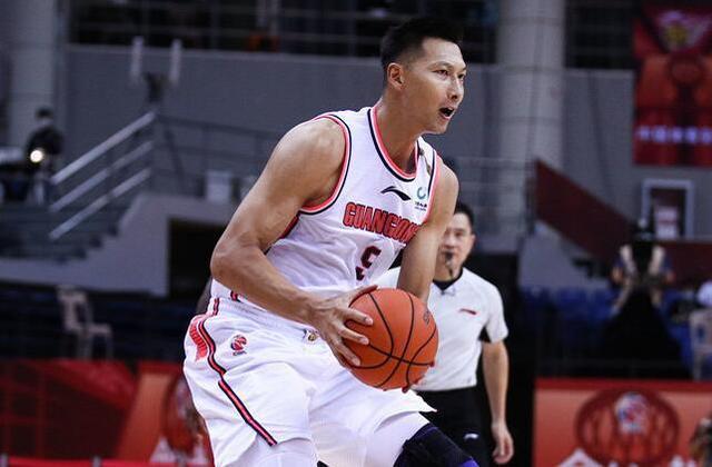 阿联带伤出战,袁方建议攻击阿联受伤位置,竟称是阿联球迷!