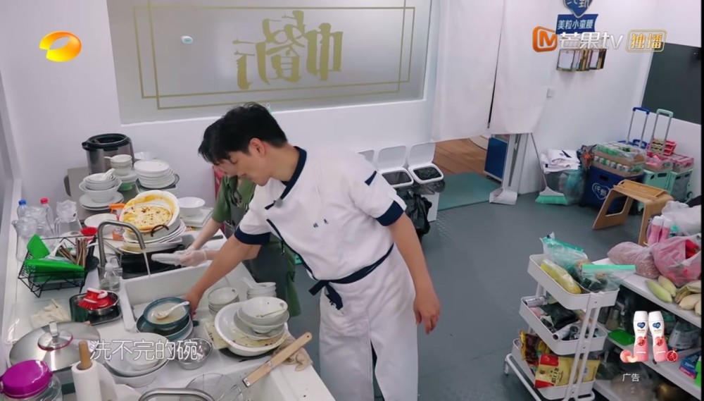 赵丽颖|赵丽颖筷子在菜碗扒来扒去，粉丝质疑剪辑穿帮，不满怼制片人