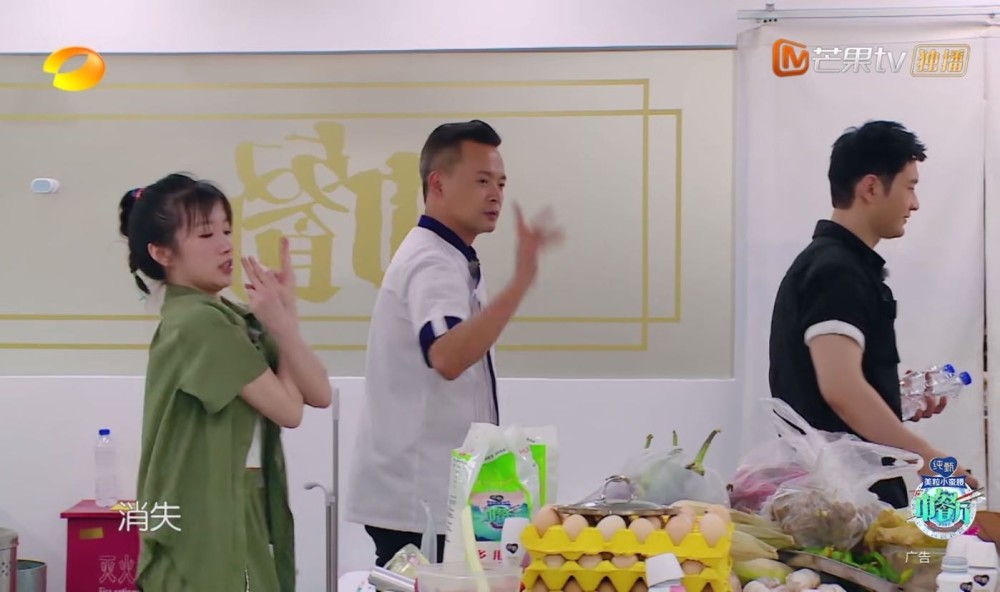 赵丽颖|赵丽颖筷子在菜碗扒来扒去，粉丝质疑剪辑穿帮，不满怼制片人