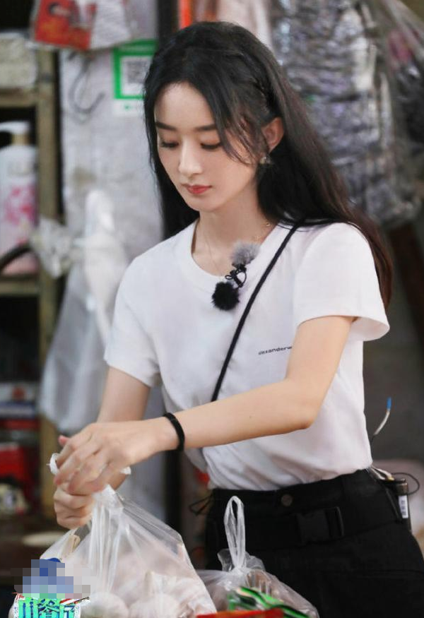 赵丽颖|赵丽颖懒理争议照常营业，穿粉色波点裙秀婀娜身姿，手持鲜花人比花娇