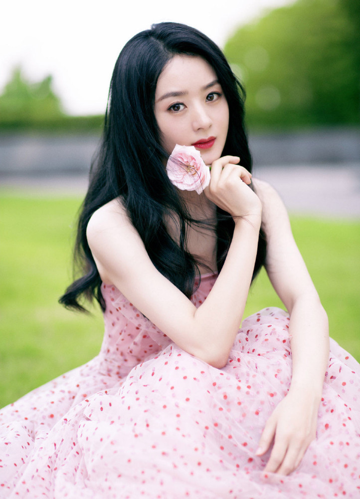 赵丽颖|赵丽颖筷子在菜碗扒来扒去，粉丝质疑剪辑穿帮，不满怼制片人