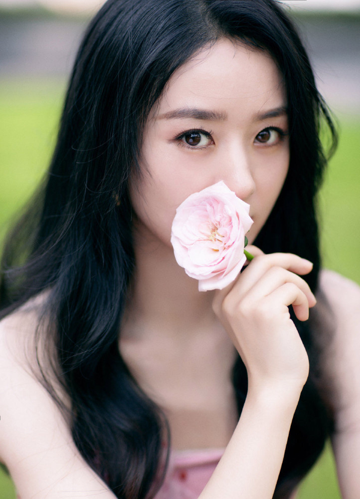 赵丽颖|赵丽颖筷子在菜碗扒来扒去，粉丝质疑剪辑穿帮，不满怼制片人