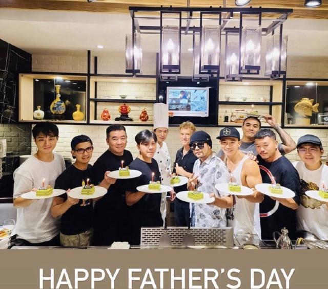 王棠云|王棠云晒一家三口幸福同框，余文乐胡子拉碴，穿扮风格像中年老大爷