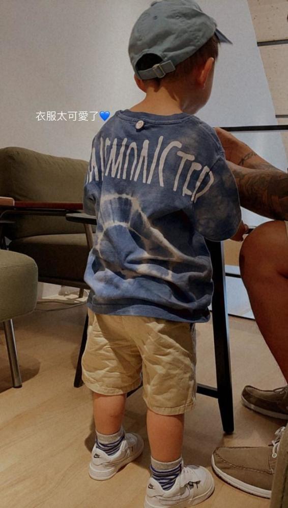 王棠云|王棠云晒一家三口幸福同框，余文乐胡子拉碴，穿扮风格像中年老大爷