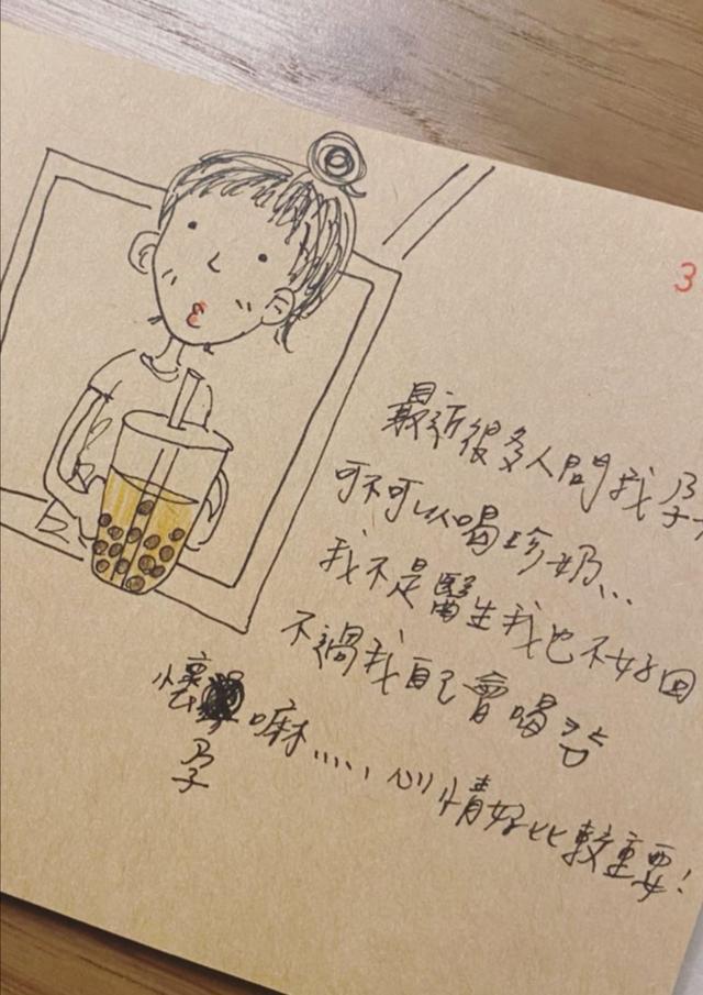 王棠云|王棠云晒一家三口幸福同框，余文乐胡子拉碴，穿扮风格像中年老大爷