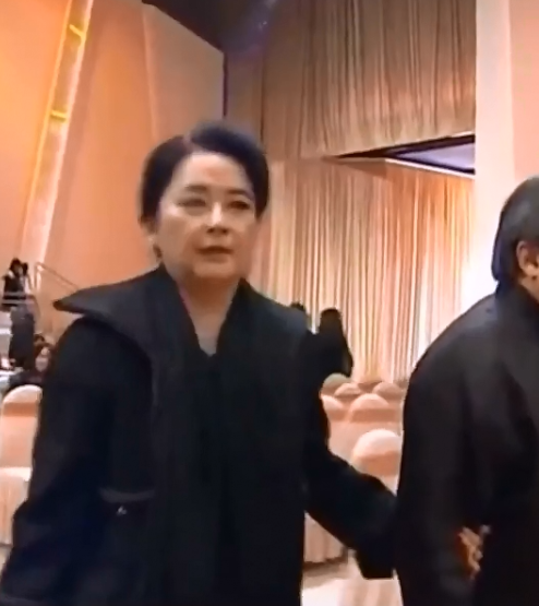 曾志伟|一代女神胡慧中参加曾志伟老婆的公祭活动！苍老的模样让人心疼