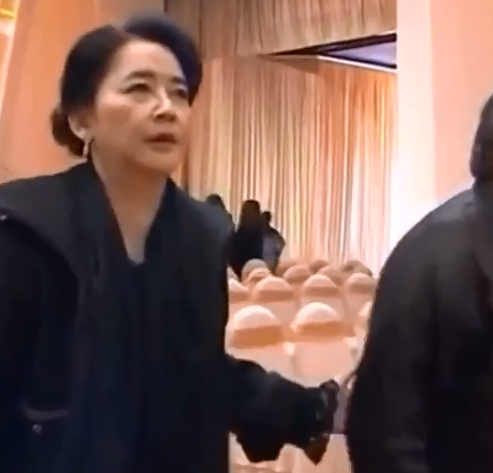 曾志伟|一代女神胡慧中参加曾志伟老婆的公祭活动！苍老的模样让人心疼