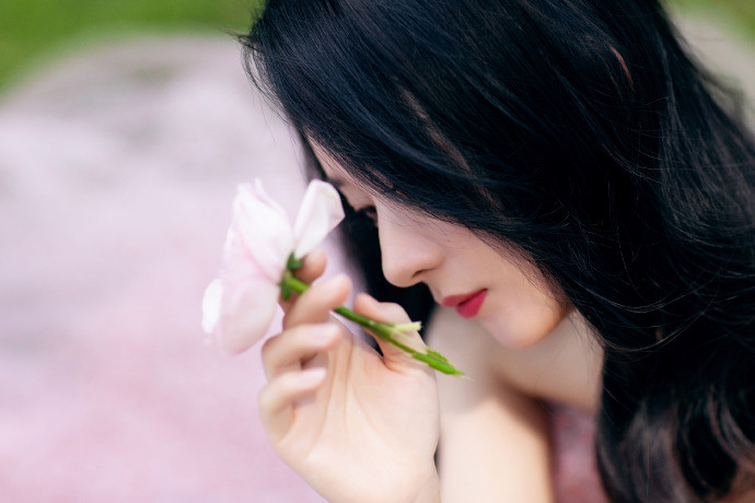 赵丽颖|赵丽颖懒理争议照常营业，穿粉色波点裙秀婀娜身姿，手持鲜花人比花娇