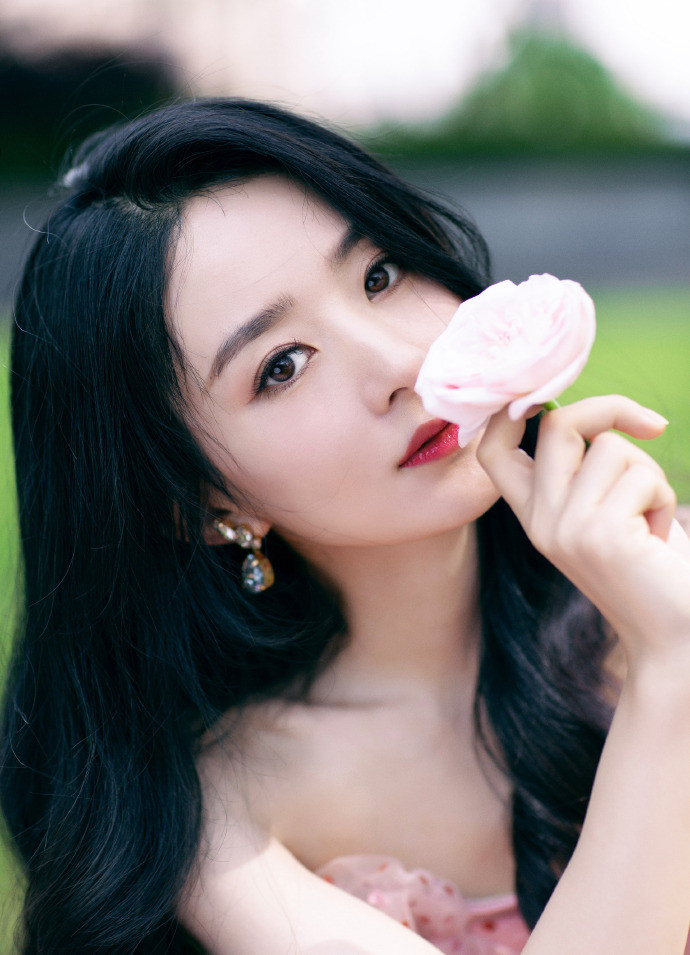 赵丽颖|赵丽颖懒理争议照常营业，穿粉色波点裙秀婀娜身姿，手持鲜花人比花娇