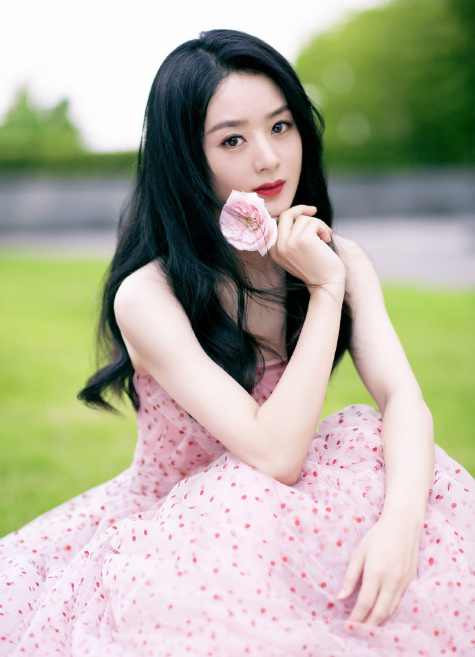 赵丽颖|赵丽颖懒理争议照常营业，穿粉色波点裙秀婀娜身姿，手持鲜花人比花娇