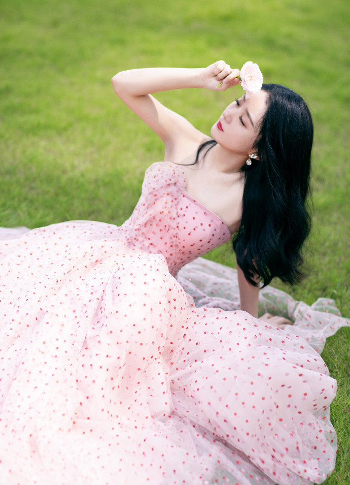 赵丽颖|赵丽颖懒理争议照常营业，穿粉色波点裙秀婀娜身姿，手持鲜花人比花娇