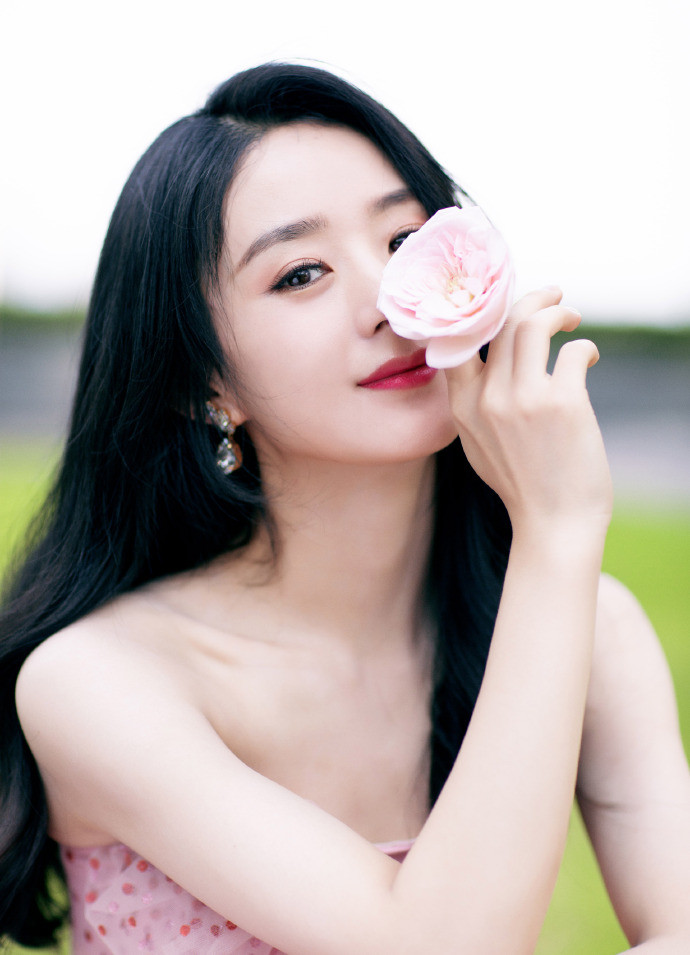 赵丽颖|赵丽颖懒理争议照常营业，穿粉色波点裙秀婀娜身姿，手持鲜花人比花娇