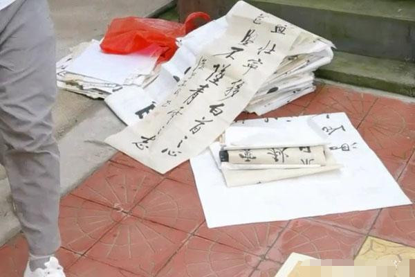 启功体|街头“地摊书法”出售“启功体”作品，瘦硬坚挺，却无人问津