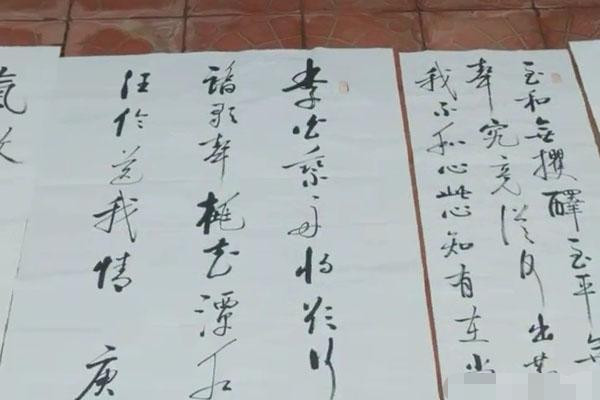 启功体|街头“地摊书法”出售“启功体”作品，瘦硬坚挺，却无人问津