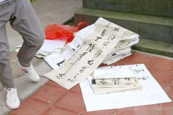 启功体|街头“地摊书法”出售“启功体”作品，瘦硬坚挺，却无人问津