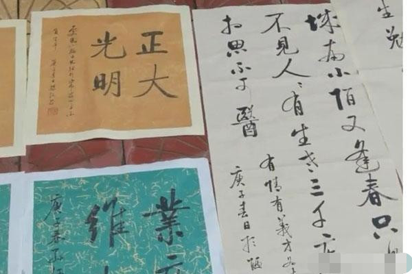 启功体|街头“地摊书法”出售“启功体”作品，瘦硬坚挺，却无人问津
