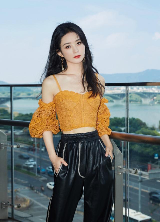 赵丽颖|赵丽颖懒理争议照常营业，穿粉色波点裙秀婀娜身姿，手持鲜花人比花娇