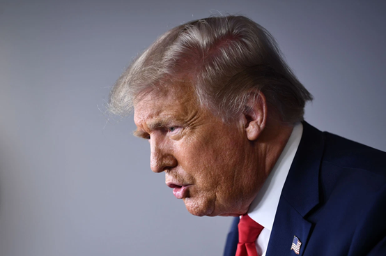 特朗普|特朗普签署行政令继续发放失业救济 被质疑绕开国会引争议