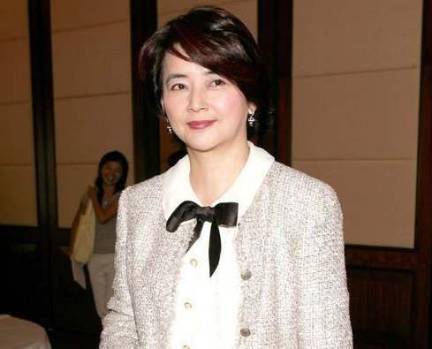 曾志伟|一代女神胡慧中参加曾志伟老婆的公祭活动！苍老的模样让人心疼