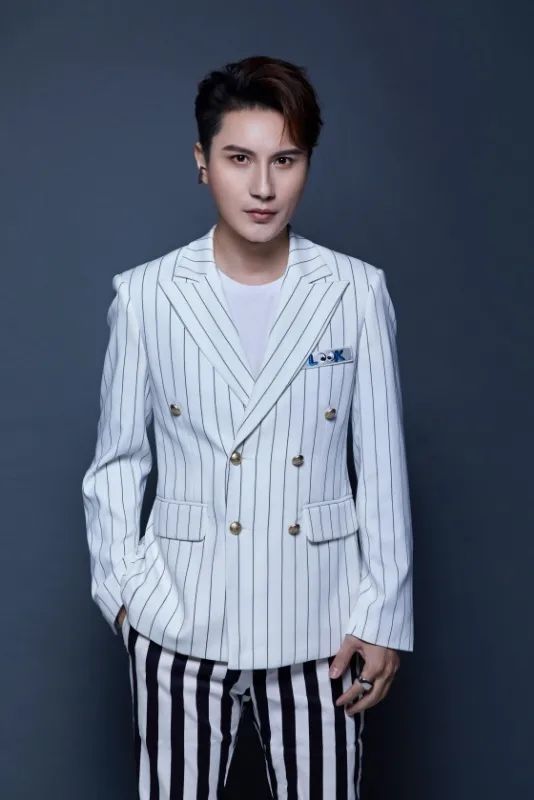 李昊瀚,原名山野,李山山,1982年12月8日出生于重庆市,中国内地流行乐