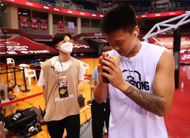 赵睿|赵睿双手合十致歉被撞摄影师：当时对抗太激烈！对方大度：理解