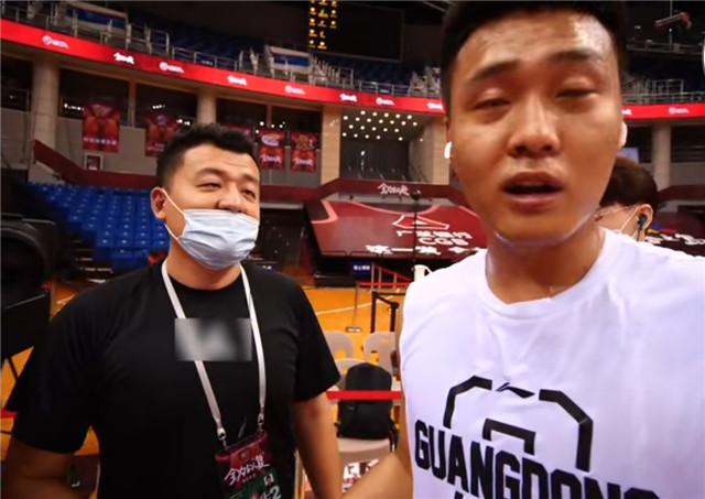 赵睿|赵睿双手合十致歉被撞摄影师：当时对抗太激烈！对方大度：理解