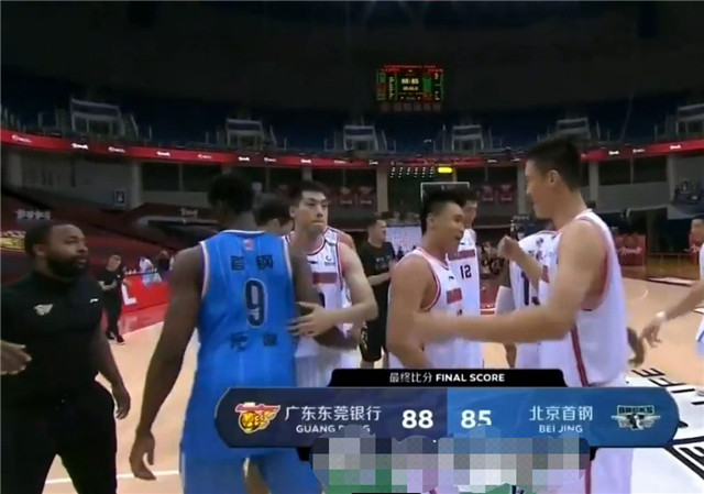 赵睿|赵睿双手合十致歉被撞摄影师：当时对抗太激烈！对方大度：理解