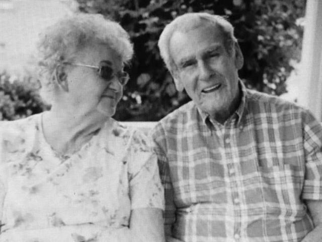 老伴|美国86岁老奶奶躺在刚离世的90岁老伴身边，几分钟后心碎去世