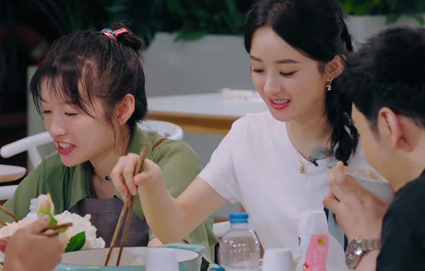 赵丽颖|赵丽颖扒拉菜盘子被吐槽，强硬洗白惹网友逆反，黑历史惨被扒