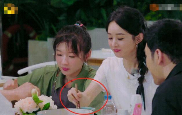 赵丽颖|赵丽颖扒拉菜盘子被吐槽，强硬洗白惹网友逆反，黑历史惨被扒