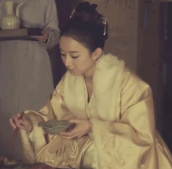 赵丽颖|赵丽颖扒拉菜盘子被吐槽，强硬洗白惹网友逆反，黑历史惨被扒