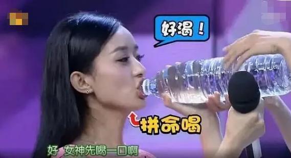 赵丽颖|赵丽颖扒拉菜盘子被吐槽，强硬洗白惹网友逆反，黑历史惨被扒