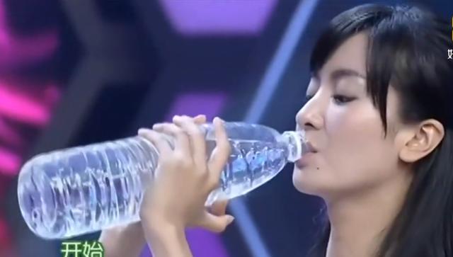 赵丽颖|赵丽颖扒拉菜盘子被吐槽，强硬洗白惹网友逆反，黑历史惨被扒