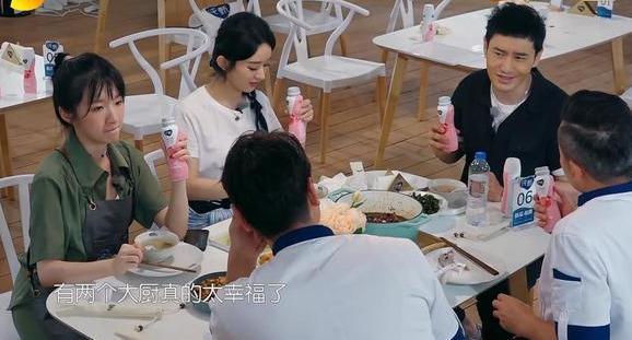 赵丽颖|赵丽颖扒拉菜盘子被吐槽，强硬洗白惹网友逆反，黑历史惨被扒