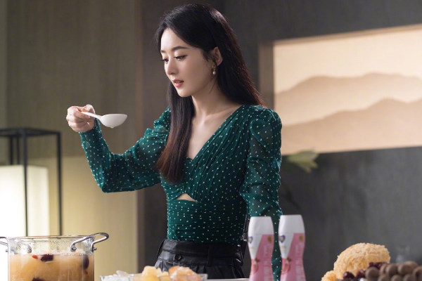 赵丽颖|中餐厅赵丽颖吃饭扒拉菜，被批不礼貌？网友：这锅节目组剪辑背！