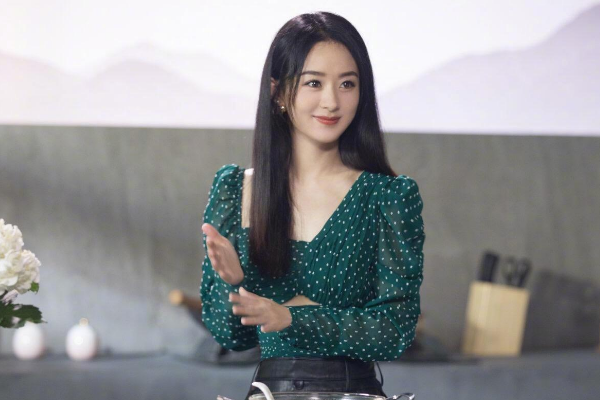 赵丽颖|中餐厅赵丽颖吃饭扒拉菜，被批不礼貌？网友：这锅节目组剪辑背！