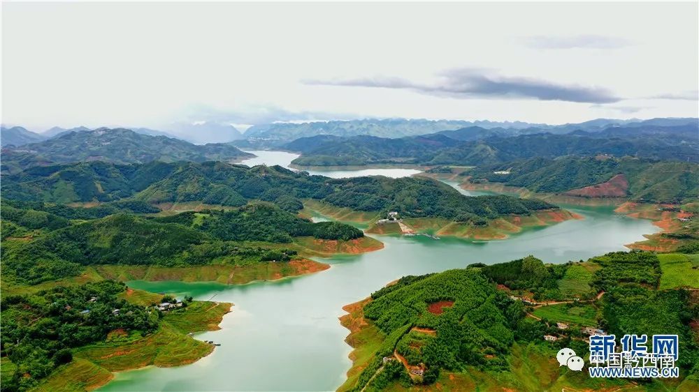 生态治理后的万峰湖水美鱼肥