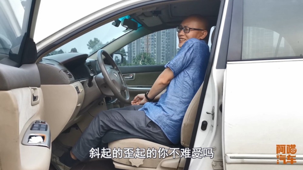 左腳油門右腳剎車,到底哪種開車方式更安全,實車演示給你看